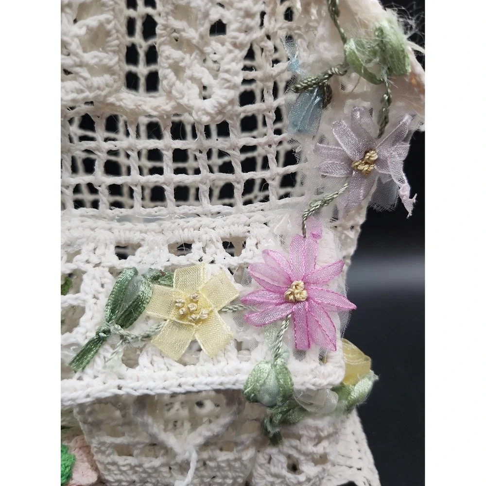 Vintage Cottagecore Starched Crochet House Ribbon Embroidery Flower Cottage 7.5